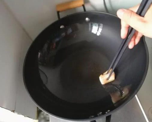 铁锅直播开锅技巧,铁锅的开锅和养锅方法