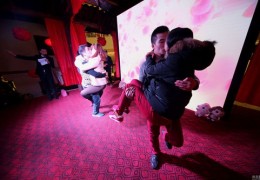 情侣直播间的接吻秘籍与吸引人气策略