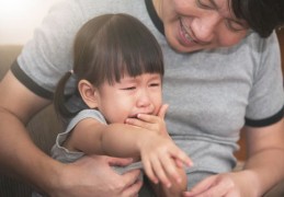 涉政警告，欺负宝宝的视频不应成为热门内容
