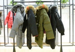 女装直播间的时尚搭配秘诀与装修风格展示图