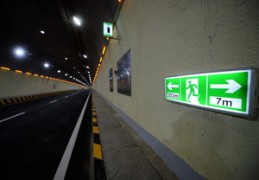隧道直播揭秘逃生技巧，如何打开逃生通道？