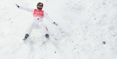 滑雪空中技巧直播中的空中翻转，揭秘空中旋转之美