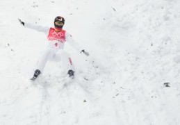 滑雪空中技巧直播中的空中翻转，揭秘空中旋转之美